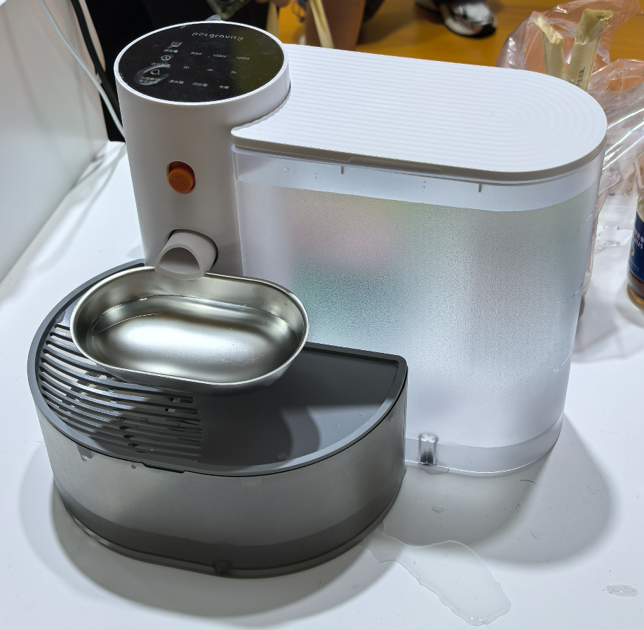 Automatic pet water fountain with stainless-steel drinking area