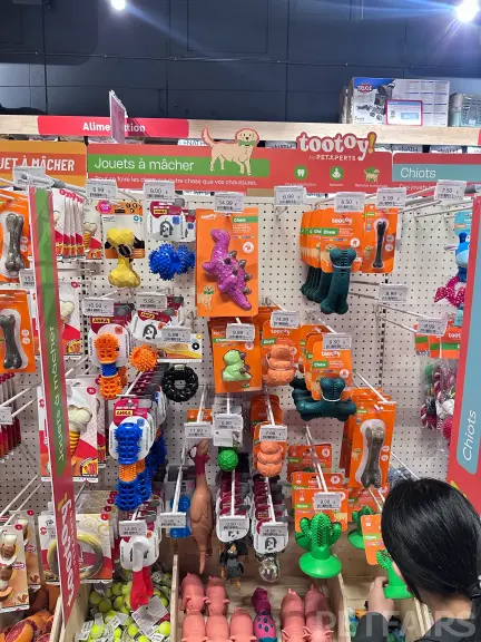 The Chew-Toy Aisle: Bilingual Signage and a "tootoy!" Brand Block – Animalis Pet Show 2026