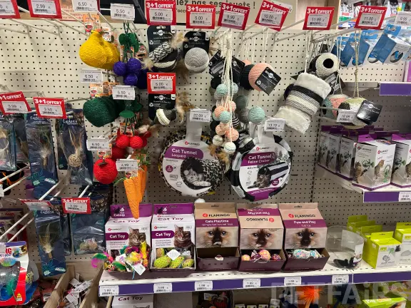 Crochet Toys, Tunnels, and Boxed Sets: The "3+1 OFFERT" Wall – Animalis Pet Show 2026